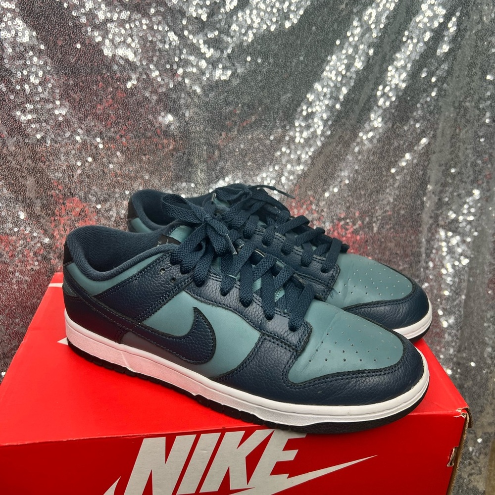 Nike Men's Dark Blue and Light Blue Sneakers